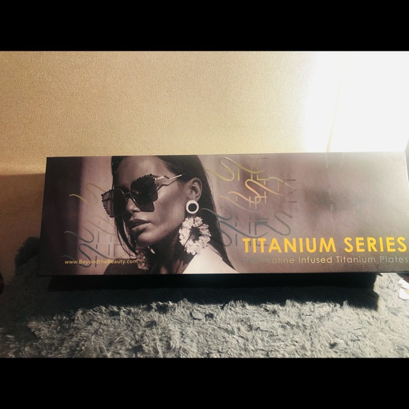 A straightening iron so technologically advanced even Iron Man would approve. - Picture 2 of 5